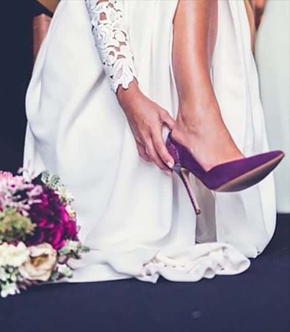 Dettaglio della scarpa viola